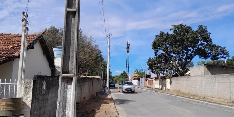 São Gonçalo do Abaeté realiza manutenção da iluminação pública em três localidades