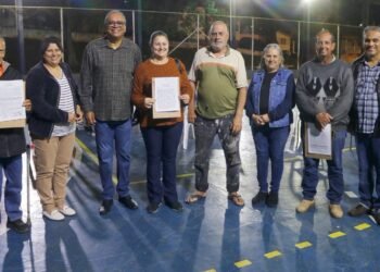Alfenas entrega 136 escrituras a famílias de sete bairros