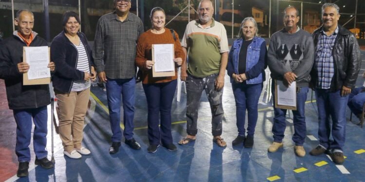 Alfenas entrega 136 escrituras a famílias de sete bairros